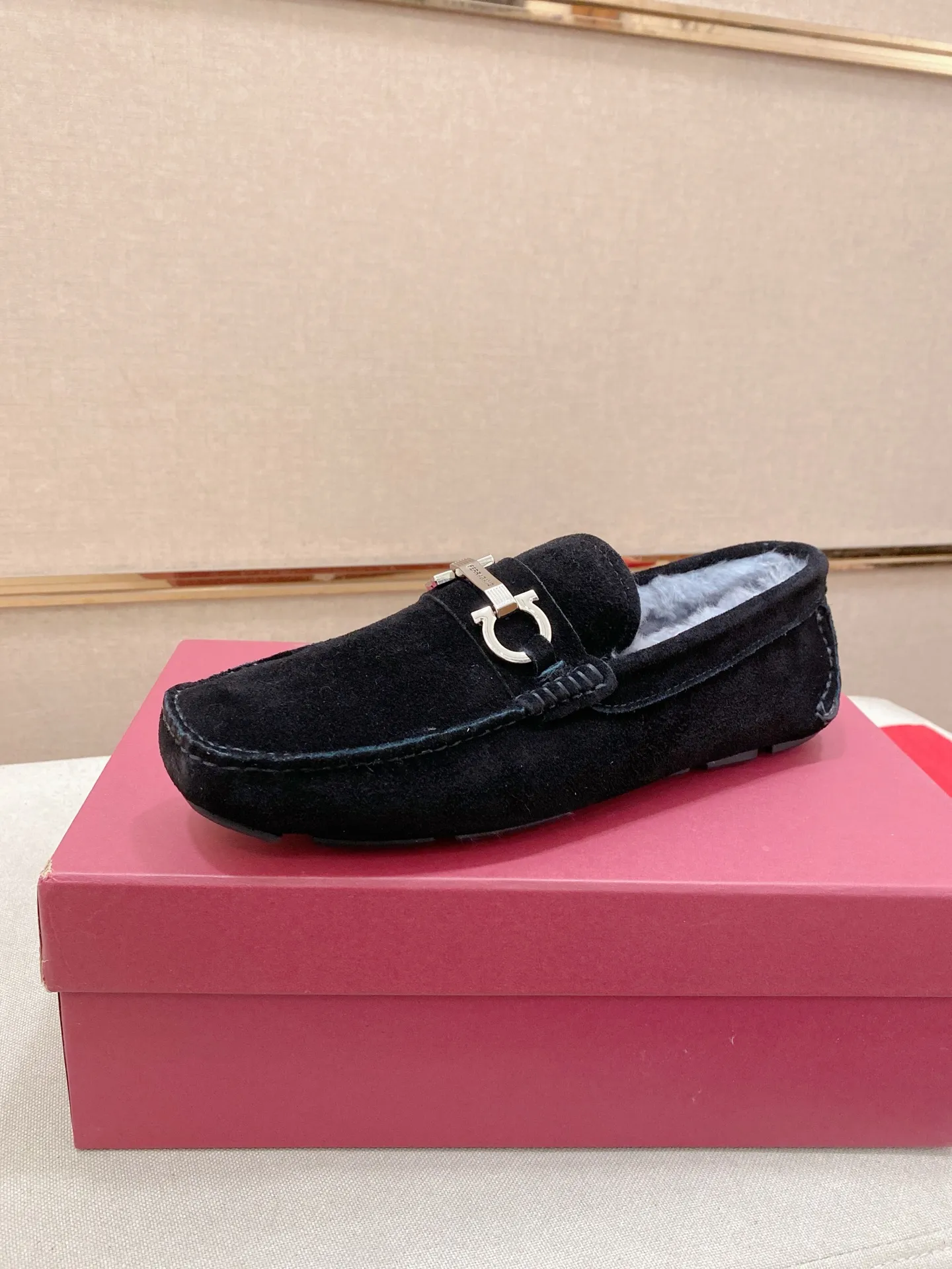 Factory price: 540💰High-end quality! Ferragamo🆕🆕Exclusive hot-selling products in stock🔥🔥New products on the shelves, high-quality Ferragamo men's pea shoes, high-end casual driving shoes, with complete packaging! 💪 💪 Material: imported suede cowhide 🐂 + imported high-quality wool lining + wear-resistant outsole 👍🏻👍🏻 Features: high-end and comfortable, purely handmade 🚀 🚀 Create the perfect shoes that suit you best 🔥 🔥 Size: (38-44) 45 standard size can be customized!